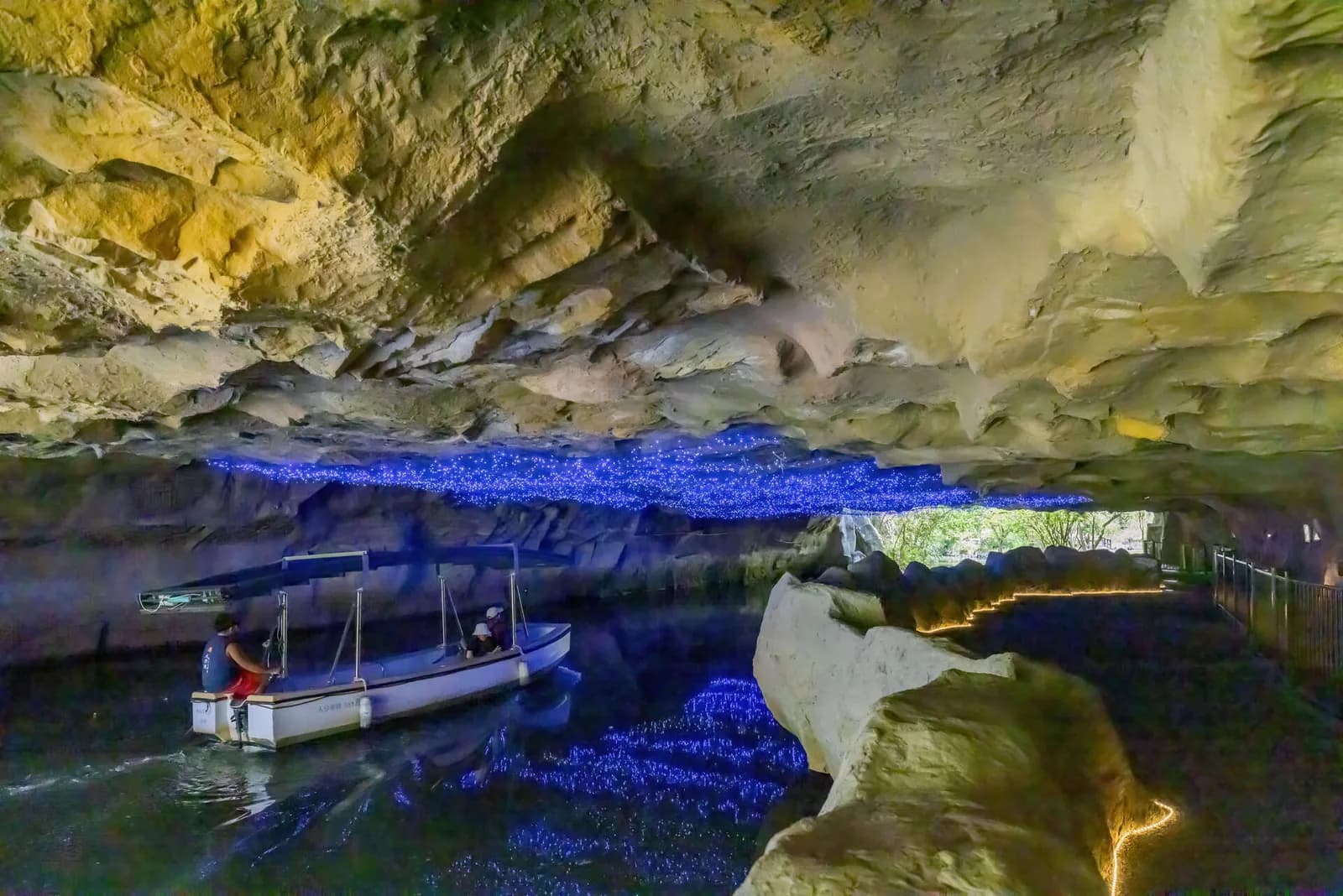 Amtliches Yilan-Ecoark-Ortsfoto：Geheimnisvoller Wasserweg · 生態綠舟園內電動船 · Elektroboot im Park