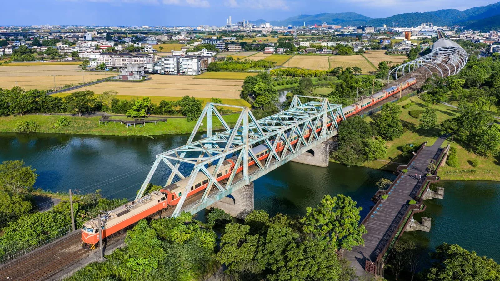 Amtliches Yilan-Ecoark-Ortsfoto：Forest-Pulse-Fußbrücke · Eisenbahnbrücke