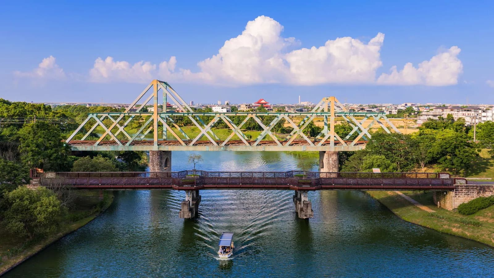 Amtliches Yilan-Ecoark-Ortsfoto：Eisenbahnbrücke · 生態綠舟園內電動船 · Elektroboot im Park