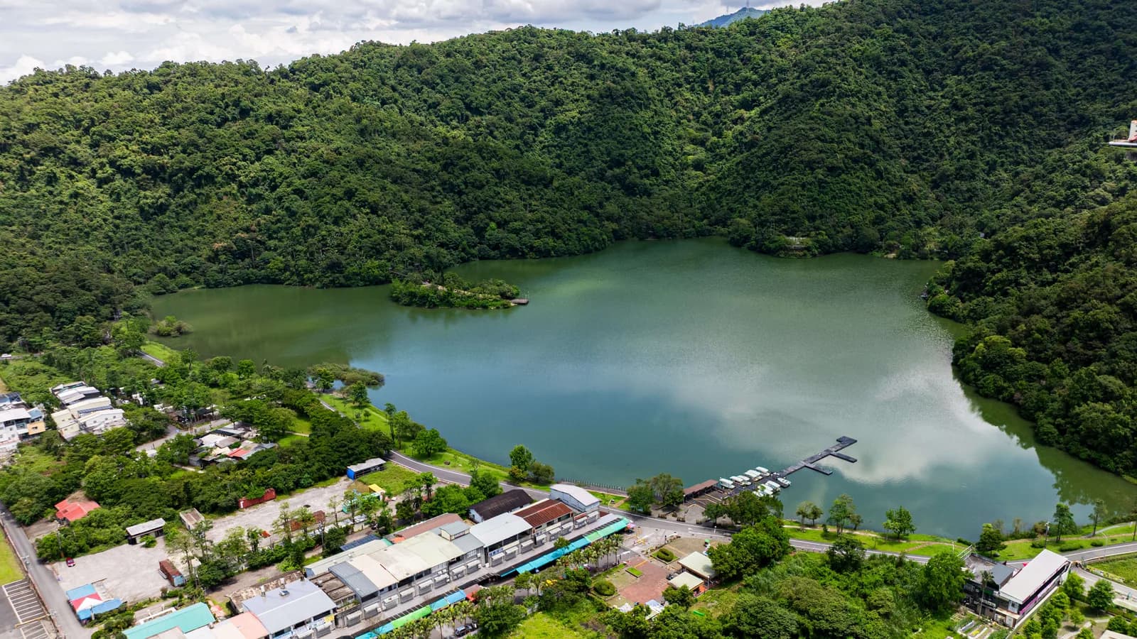 Vista aérea de Meihua Lake, orilla y Phoenix Island