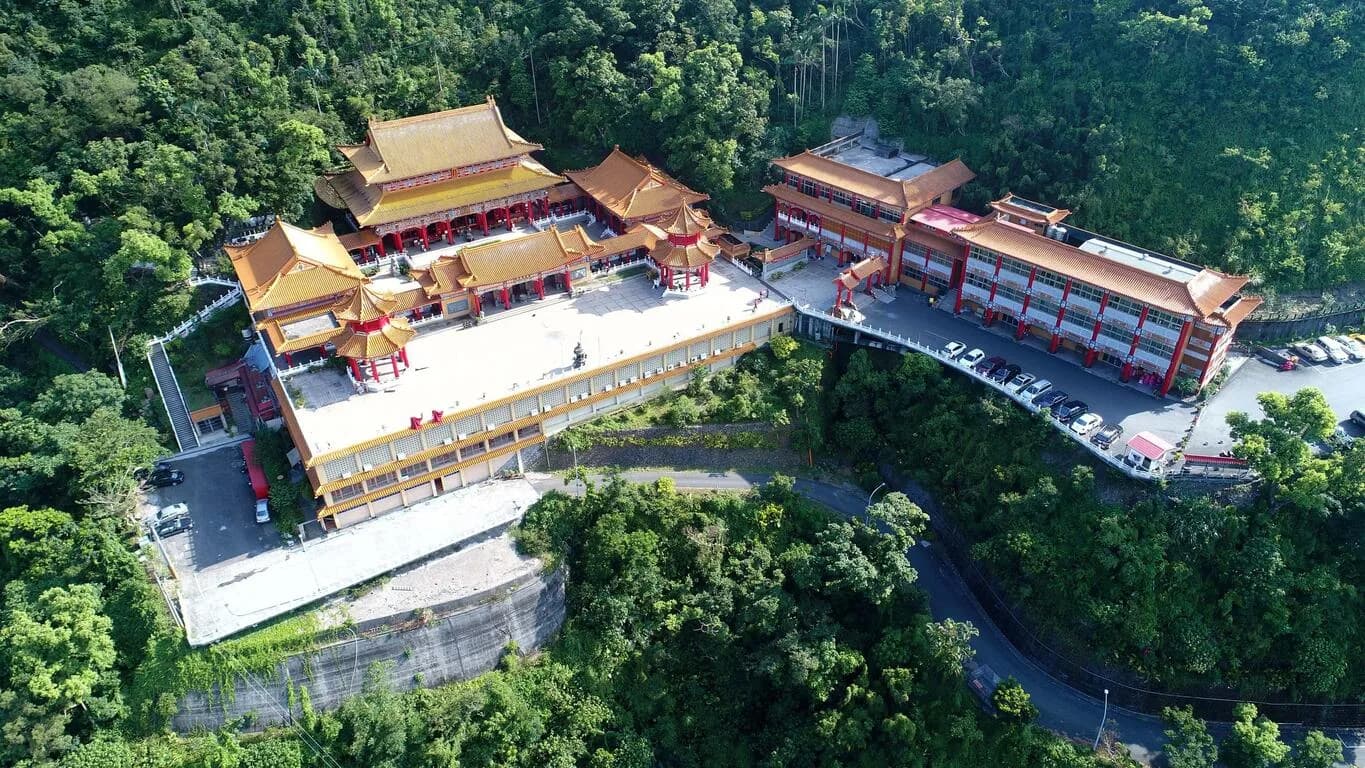Templo Sanqing en la ladera boscosa
