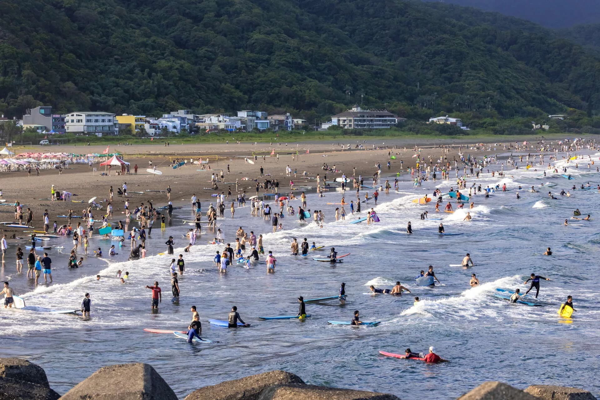 Wai'ao Beach और दूर सर्फर