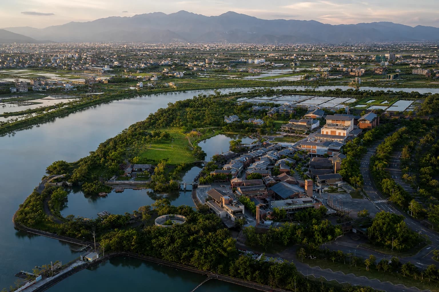 Yilan Park voor Traditionele Kunsten (宜蘭傳藝園區): luchtoriëntatie van park en Dongshan River