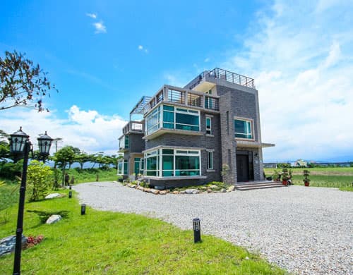 ภายนอกอาคารและสนามหญ้าของ Water Edge Garden Homestay