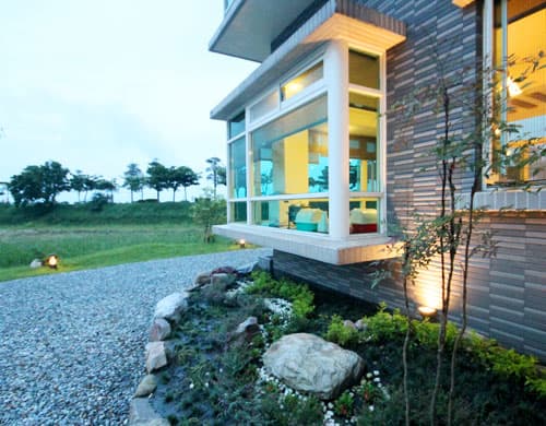 วิวข้างหน้าต่างของ Water Edge Garden Homestay ตอนพลบค่ำ
