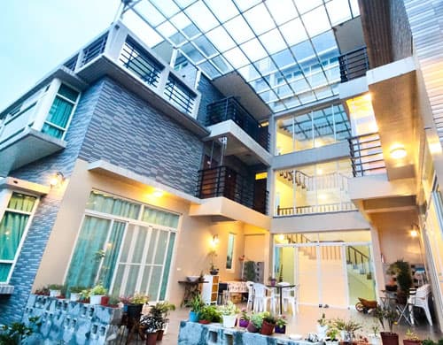 ลานด้านในและไฟยามค่ำที่ Water Edge Garden Homestay