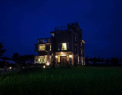วิวทุ่งนายามค่ำที่ Water Edge Garden Homestay