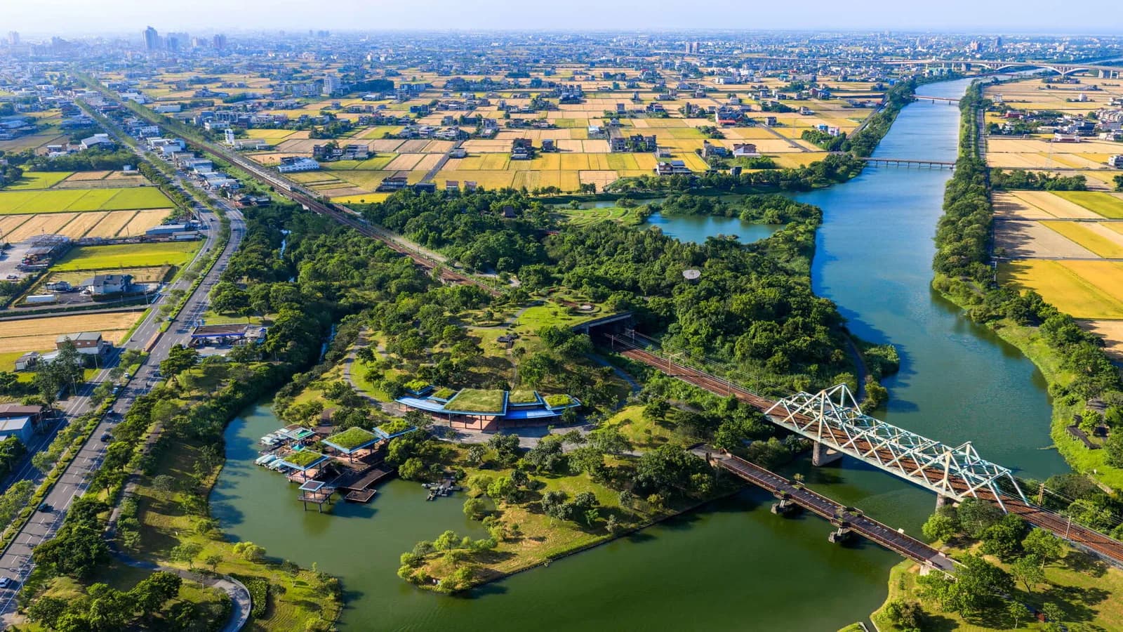 Toàn cảnh trên cao Dongshan River Ecoark, cầu đường sắt và dòng sông