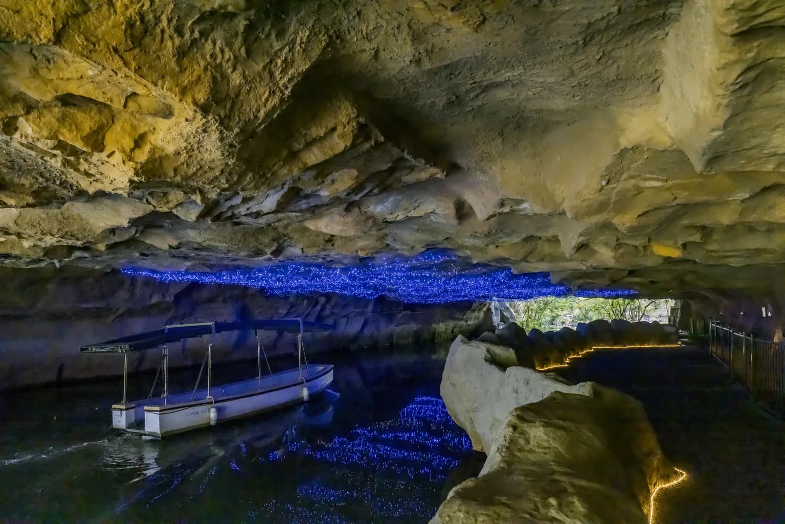 神秘水道を進む園内電動ボート