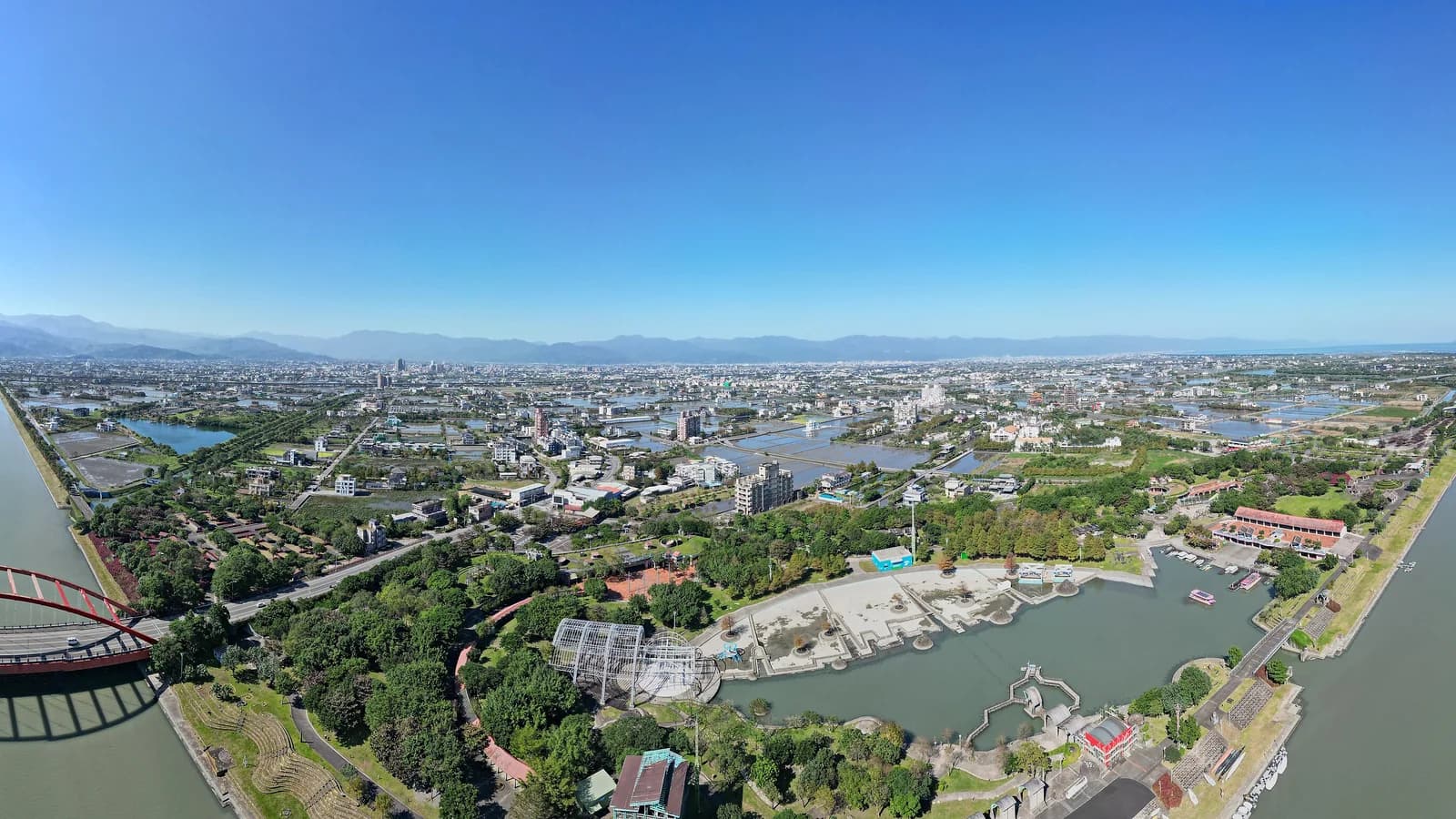 Cẩm nang Dongshan River Water Park (冬山河親水公園)|Di chuyển, đỗ xe, giờ mở cửa, đi thuyền và vui chơi gia đình — Thứ tự tham quan nối lối đi ven sông, bãi cỏ, cầu Lizejian và các khu vui chơi chính.