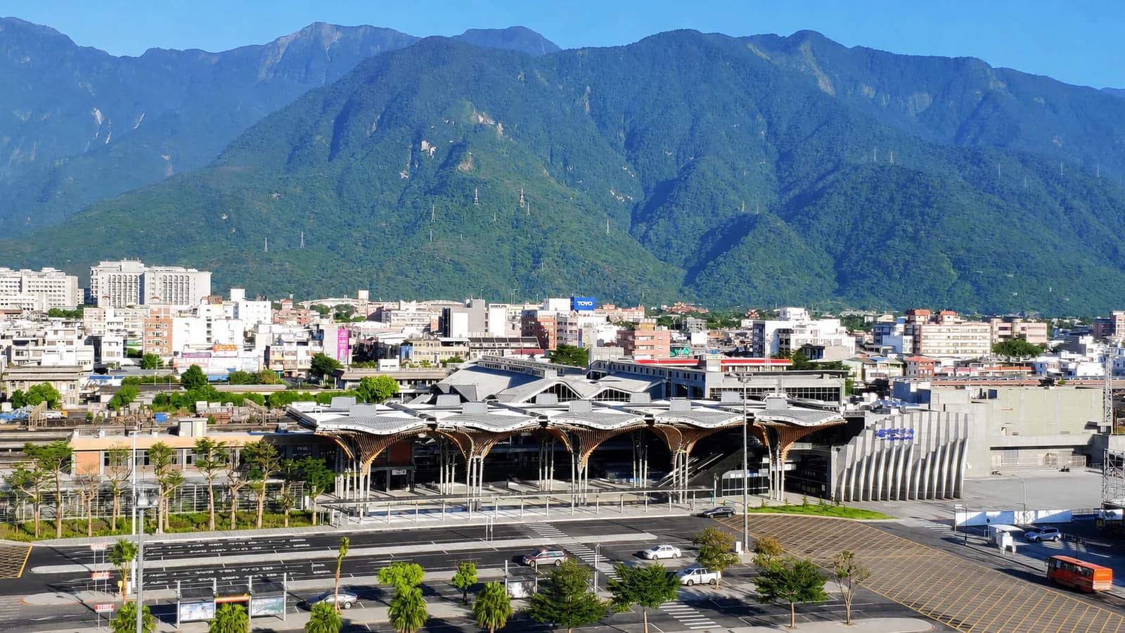 Toàn cảnh ga Hualien, dãy núi Trung Ương, đường phố và quảng trường phía trước