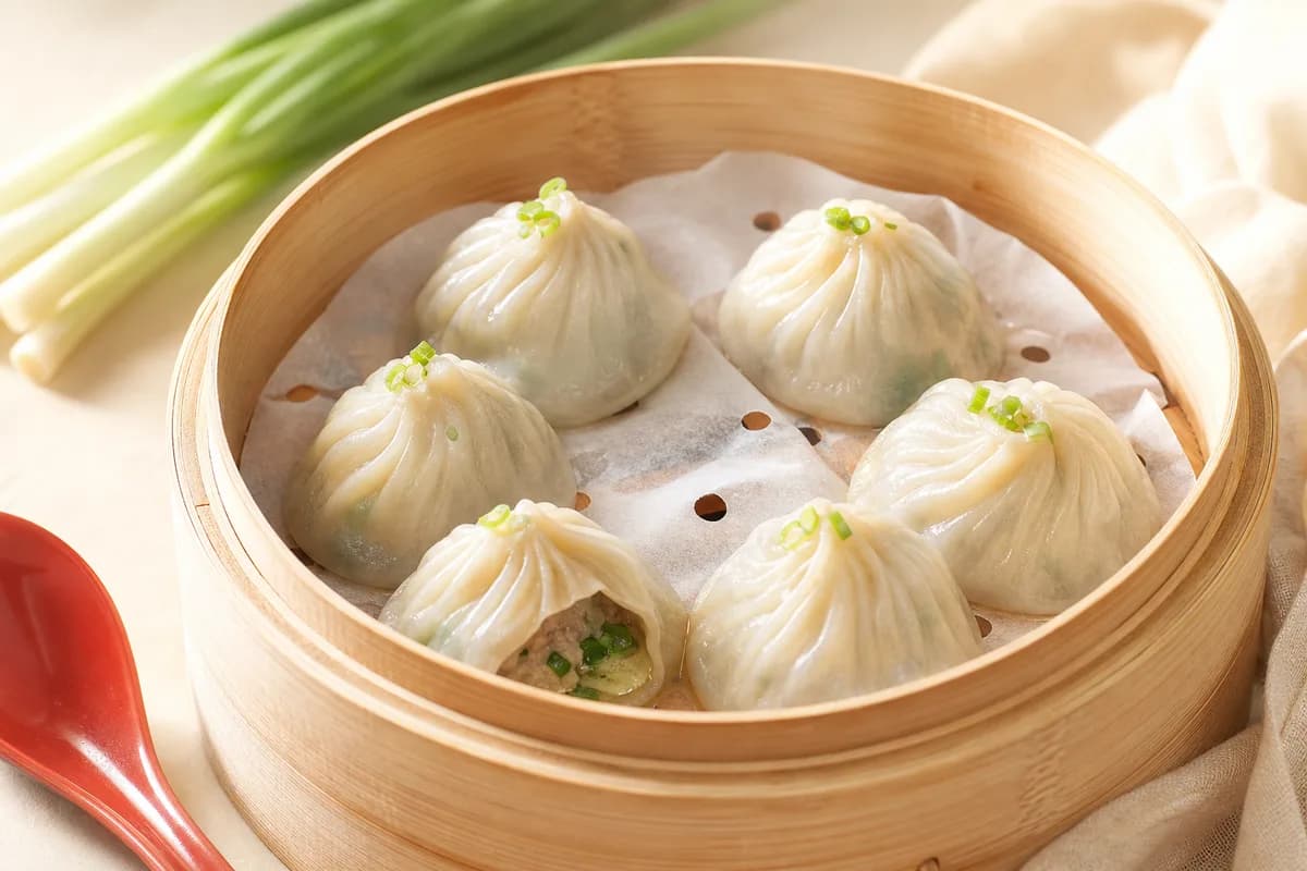 Tang Wei Xian Soup Dumplings · 嚐味鮮湯包 — Sanxing-scallion soup dumplings — ilustrasi makanan