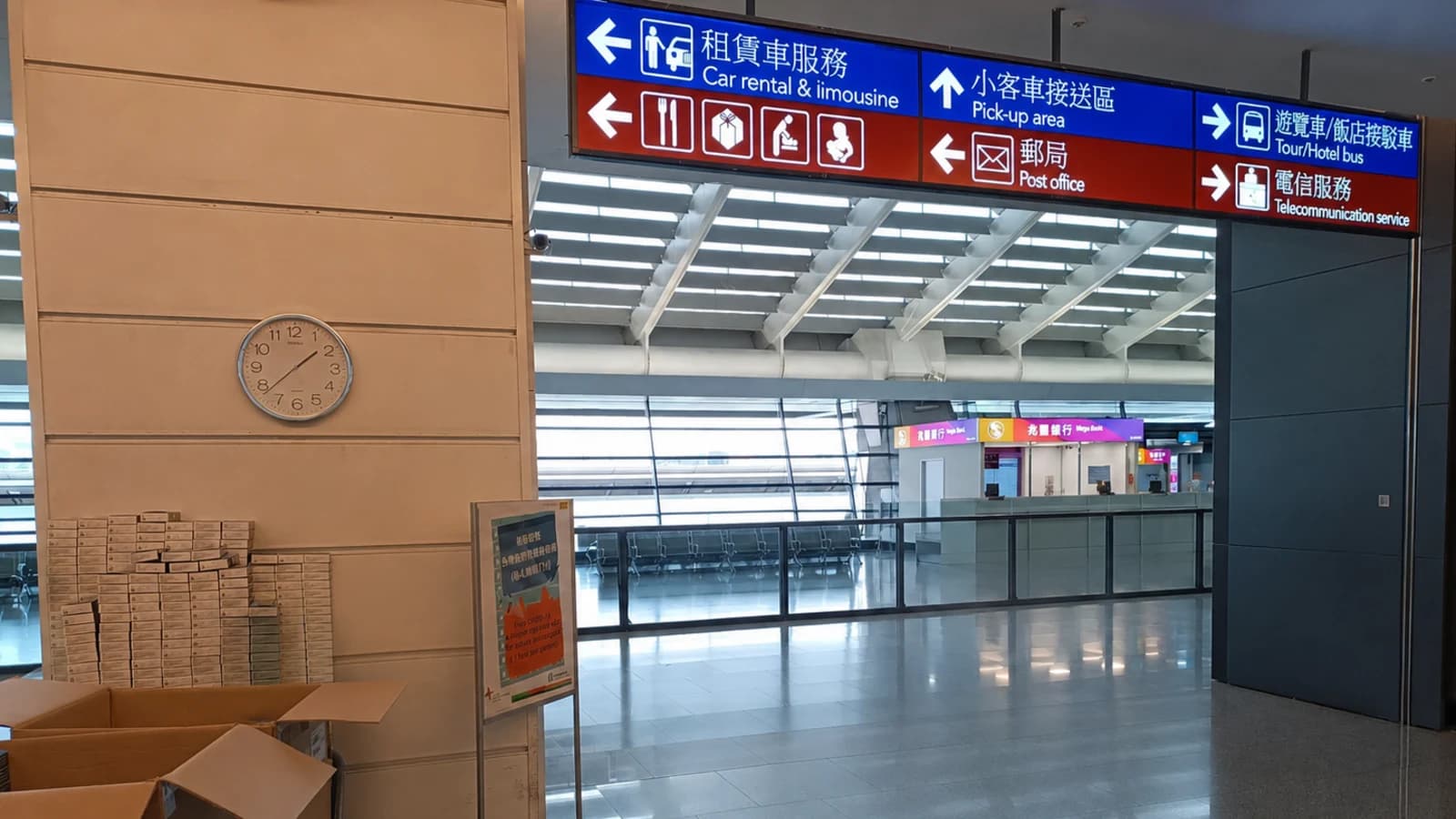 Sảnh đến Nhà ga 1 sân bay quốc tế Đào Viên với biển chỉ dẫn giao thông và không gian sáng