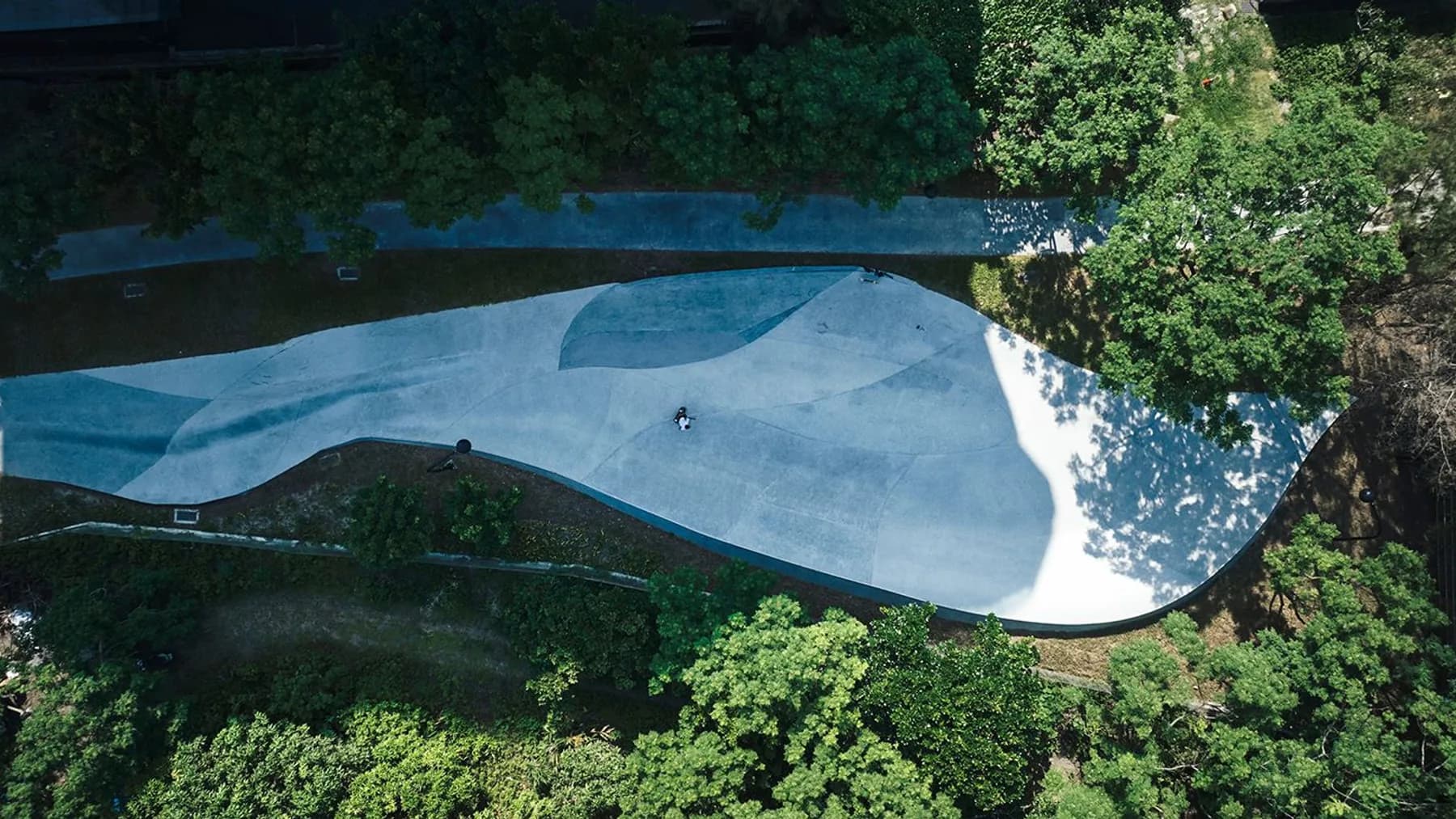 Tampak atas lekuk dan jalur luar Wai'ao Surfskate Park
