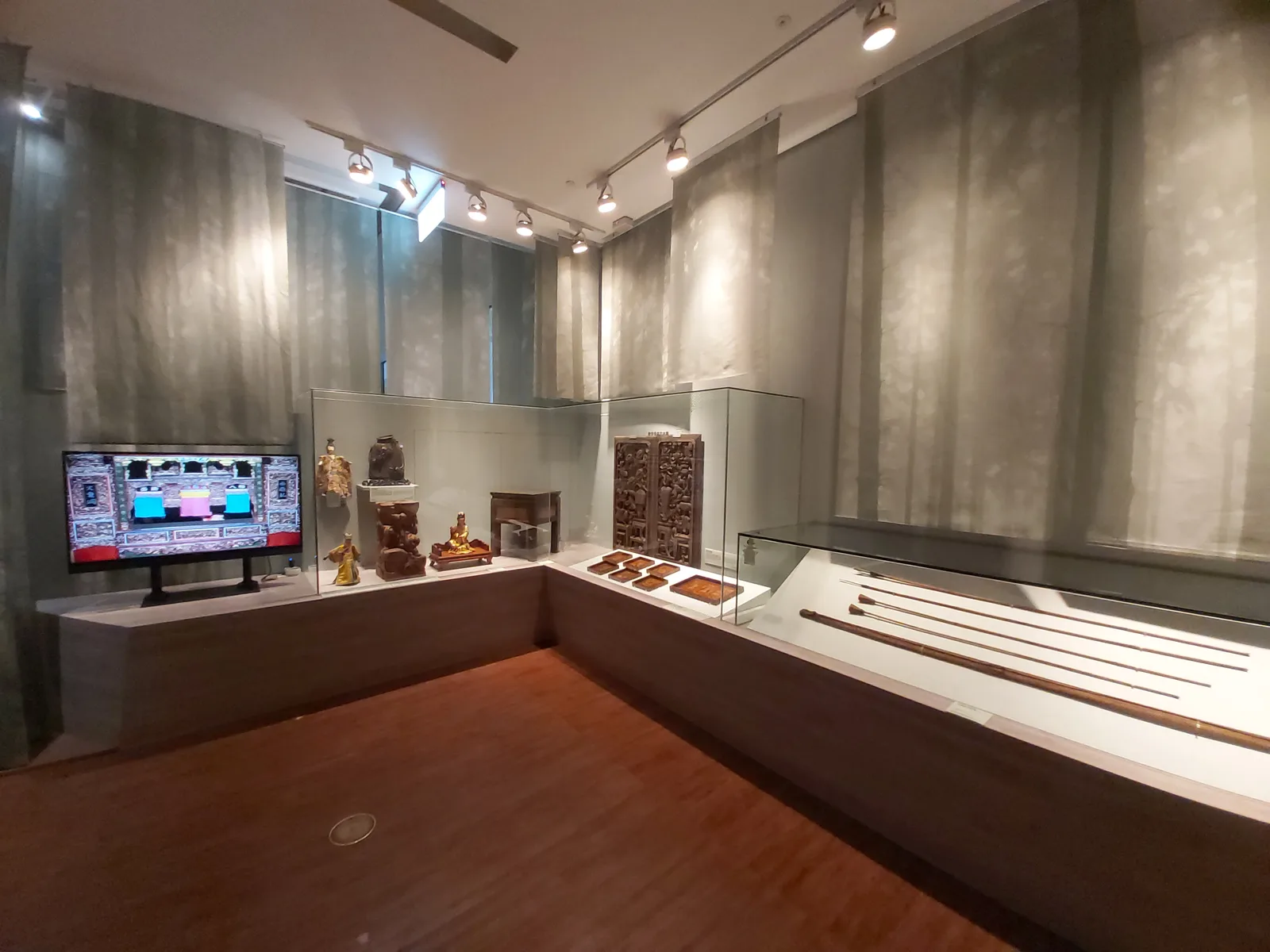 Handwerksvitrinen in der Exhibition Hall