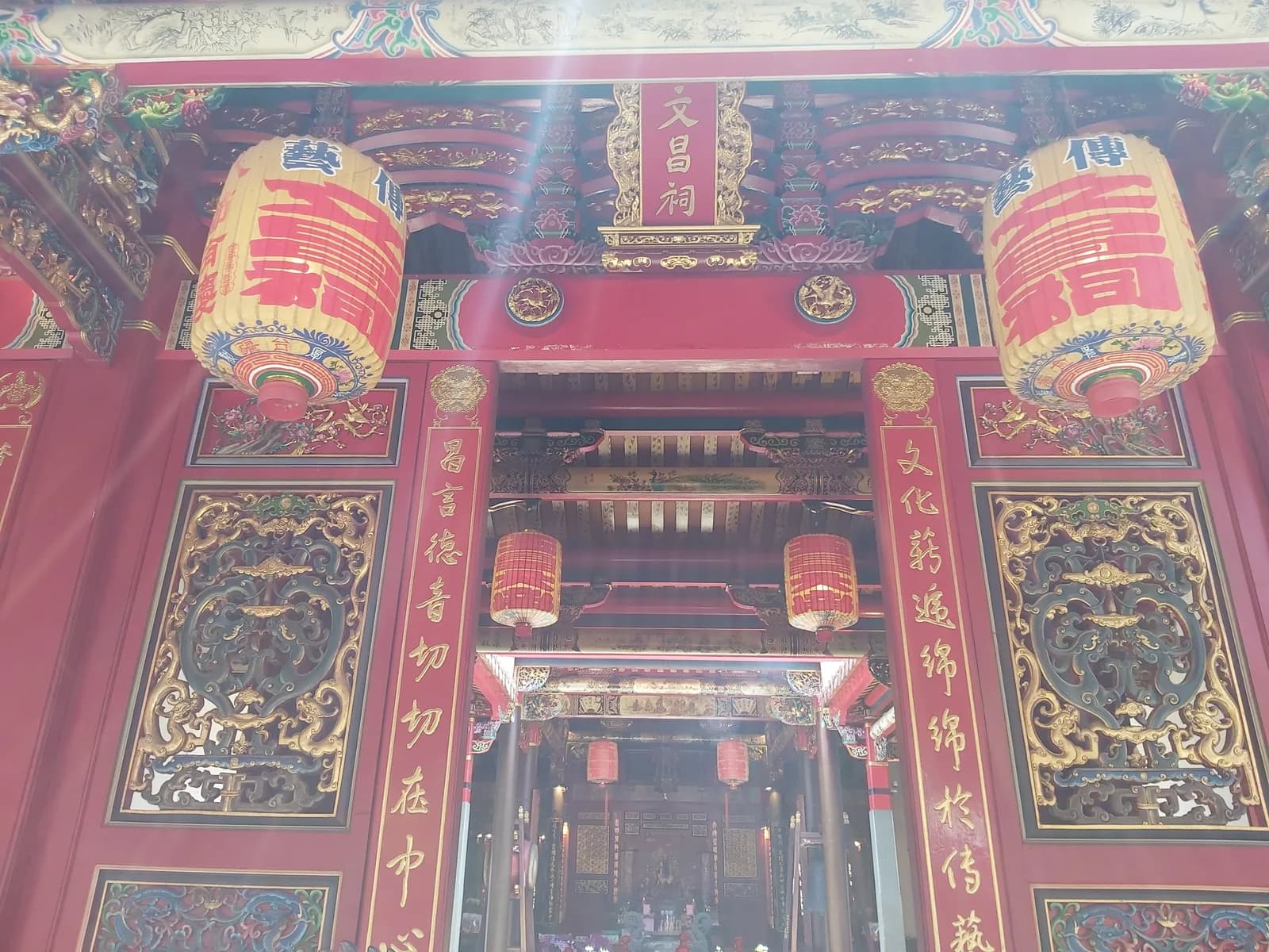 Bemaltes Holz und Laternen im Wenchang Temple