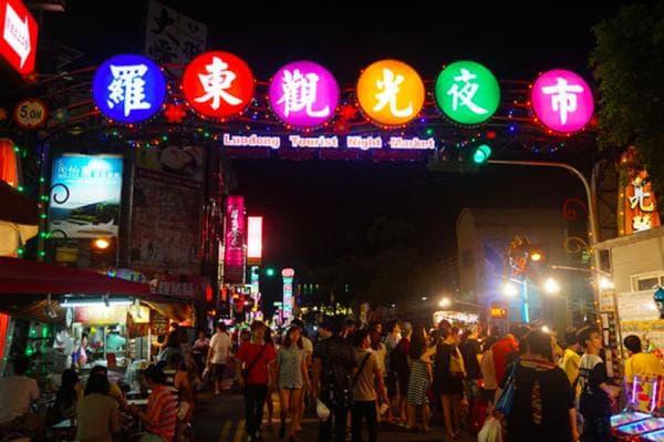 羅東觀光夜市街區與小吃攤