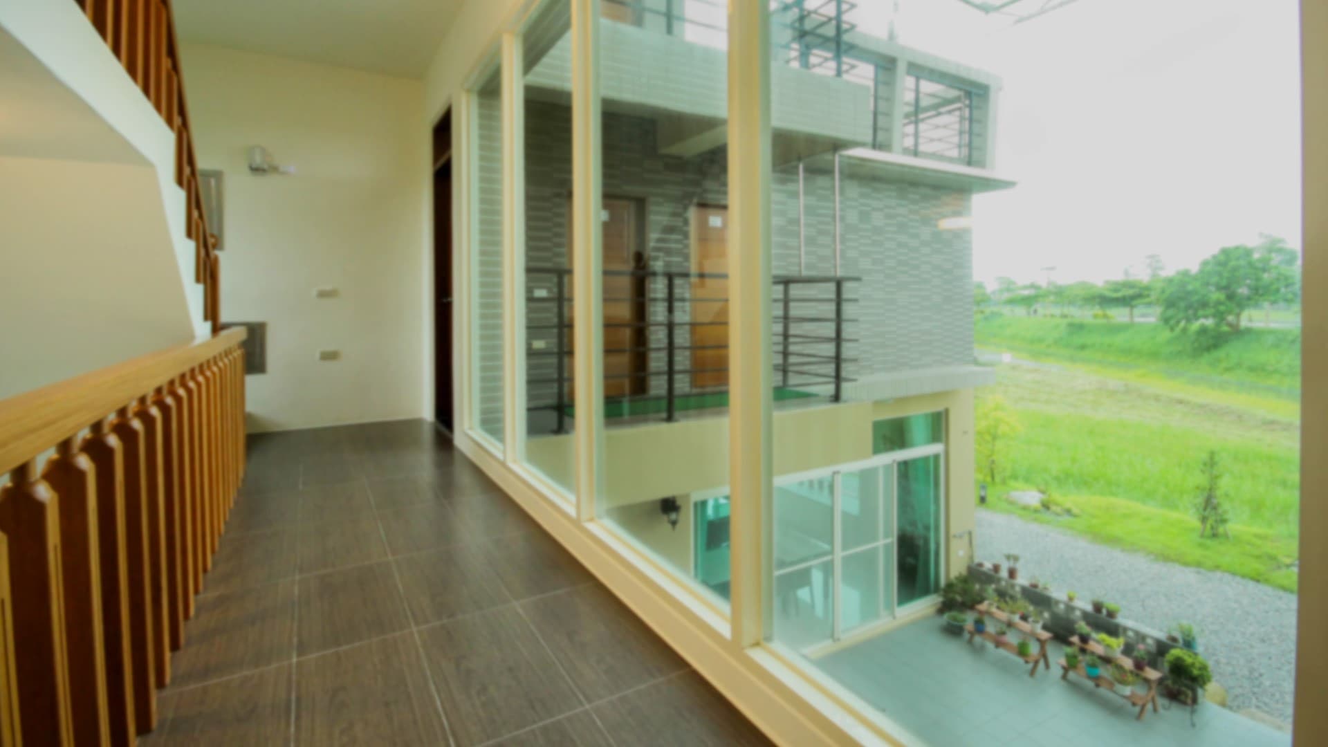 Koridor bilik dan pemandangan tepi sungai Water Edge Garden Homestay