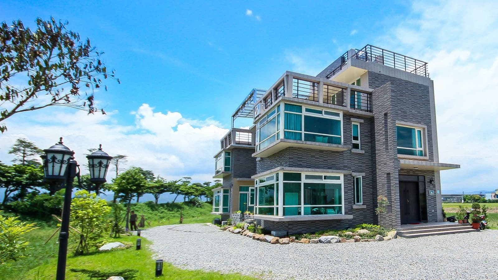 水岸恬園民宿白天外觀與庭院草地
